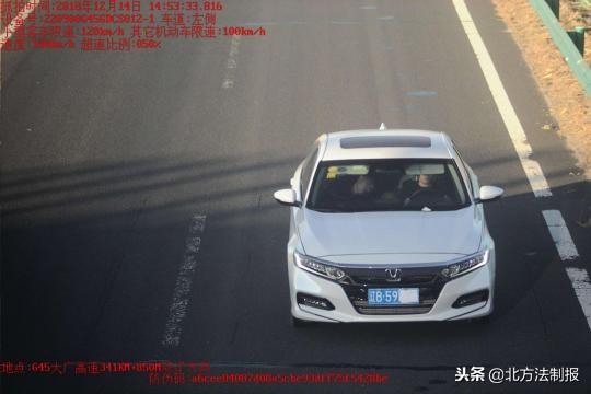 a308b6207e2917e43b5f758ed788cc17.jpg 两车高速公路上“花样违法”分别被记30分和24分(图2)