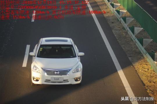 f6ad86782f3eee092a246d30bd43abad.jpg 两车高速公路上“花样违法”分别被记30分和24分(图1)
